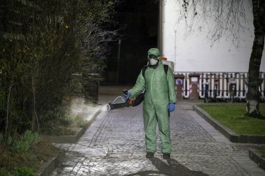 Covid-19 'u uyarın. İlk AID için triyaj hastanesi çadırı, Corona Virüsü bulaşmış hastalar için mobil bir tıbbi birim. Koruyucu maskeli doktorlar girişteki hastaları kontrol edin..