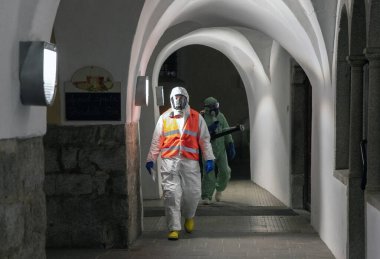Covid-19 'u uyarın. İlk AID için triyaj hastanesi çadırı, Corona Virüsü bulaşmış hastalar için mobil bir tıbbi birim. Koruyucu maskeli doktorlar girişteki hastaları kontrol edin..