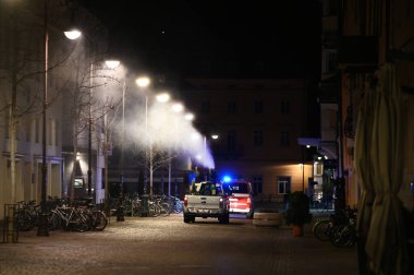 Covid-19 'u uyarın. İlk AID için triyaj hastanesi çadırı, Corona Virüsü bulaşmış hastalar için mobil bir tıbbi birim. Koruyucu maskeli doktorlar girişteki hastaları kontrol edin..