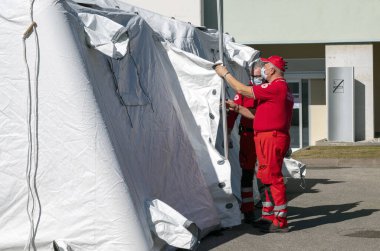 Milano, İtalya - 11 Mart 2020. İlk AID için hastane çadırı hazırlığı, Corona Virüsü olan hastalar için mobil bir Kızıl Haç ünitesi. Covid-19 virüsü taşıyanlar için kamp odası..