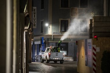Corona Virüsü veya Covid-19 'un ortaya çıkmasından dolayı şehir merkezindeki sokak ve sokakların sterilize edilmesi ve dezenfekte edilmesi. Özel araçlar binalara hidrojen peroksit bazlı dezenfektan serpiyor.