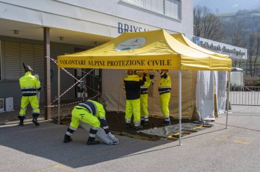 Milan, İtalya - 14 Mayıs 2020: İlk AID için hastane çadırı hazırlığı, Corona Virüsü olan hastalar için mobil bir tıbbi birim. Covid-19 salgını sırasında İtalyan sivil savunma Alpleri.