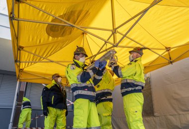 Milan, İtalya - 14 Mayıs 2020: İlk AID için hastane çadırı hazırlığı, Corona Virüsü olan hastalar için mobil bir tıbbi birim. Covid-19 salgını sırasında İtalyan sivil savunma Alpleri.