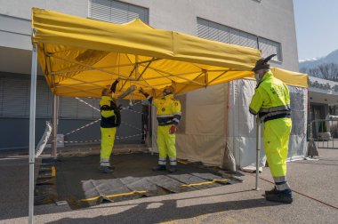 Milan, İtalya - 14 Mayıs 2020: İlk AID için hastane çadırı hazırlığı, Corona Virüsü olan hastalar için mobil bir tıbbi birim. Covid-19 salgını sırasında İtalyan sivil savunma Alpleri.