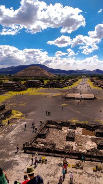 Complejo arqueolgico de Teotihuacn en un da muy soleado, ruinas de la antigua ciudad azteca visitada por cientos de turistas de turistas de todo el mundo quienes suben a la pirmide del sol y luna por la zona arqueolgica.