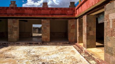Vista del patio y las columnas de un castillo en la zona arqueolgica de Teotihuacn, dekarado con varias formas y colores llamativos. Da soleado.