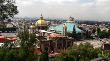Büyük şehrin panoramik manzarası. Önünde Bakire Kilisesi ve yeşil alanları güneşli bir günde..