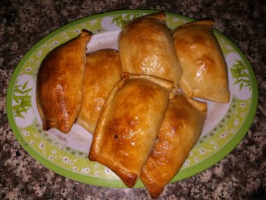 Aperatif olarak et ve peynirle doldurulmuş klasik ev yapımı atıştırmalıklar..