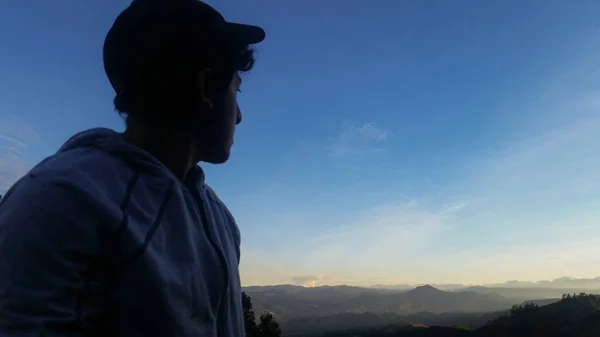 Joven Parado Cima Montaña Mientras Observa Con Nostalgia Emoción Atardecer Fotos de stock