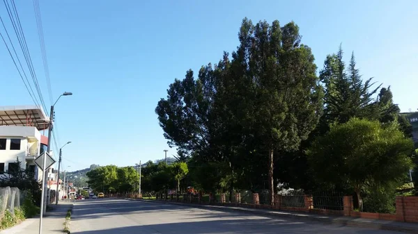 Cielo Completamente Limpido Cielo Celeste Una Strada Tranquilla Nella Zona — Foto Stock