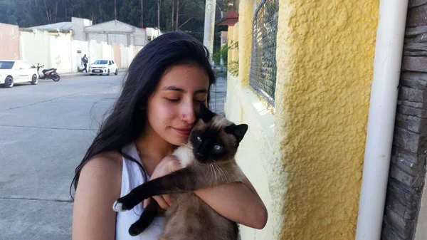 Giovane Ragazza Che Tiene Suo Gatto Siamese Fuori Della Sua — Foto Stock