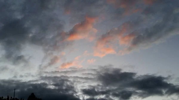 Extraña Formación Nubes Que Tienen Colores Mayormente Gris Naranja Centro — Foto de Stock