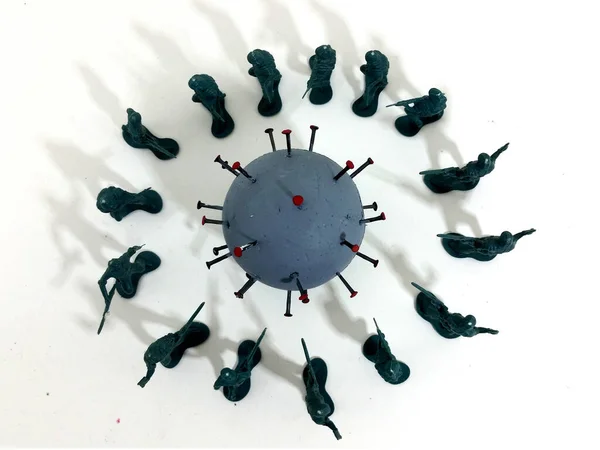 Coronavírus Cinza Gigante Sendo Cercado Por Soldados Brinquedo — Fotografia de Stock