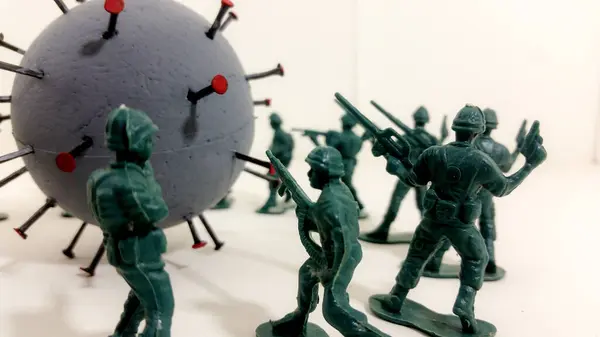 Soldados Lutando Uma Batalha Contra Coronavírus Gigante Fotografia Conceitual — Fotografia de Stock