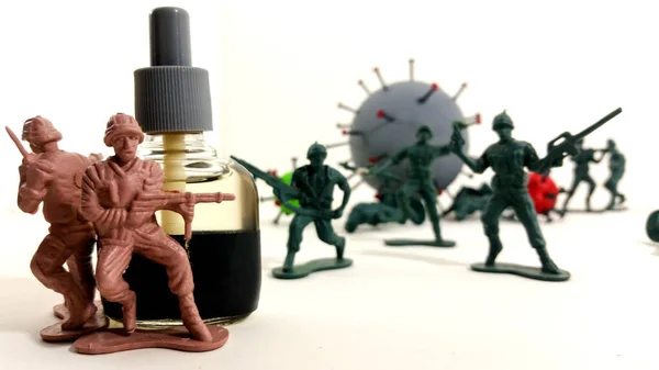 Soldados Brinquedo Fugindo Coronavírus Gigante Enquanto Seus Companheiros Protegem Uma — Fotografia de Stock