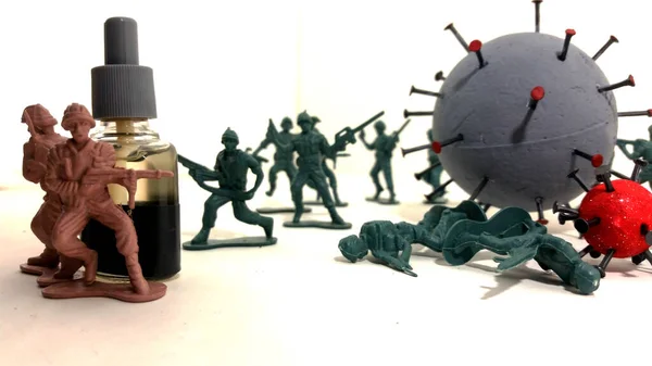 Soldados Brinquedo Protegem Atrás Uma Garrafa Gel Enquanto Seus Companheiros — Fotografia de Stock