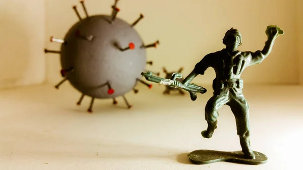 巨大なコロナウイルスから逃れるおもちゃの兵士の概念的な写真 — ストック写真