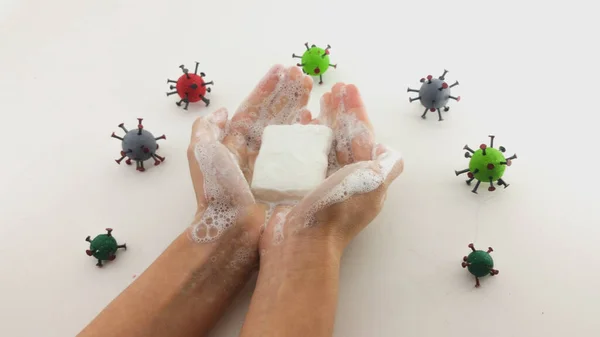 Mãos Uma Adolescente Segurando Sabão Fundo Branco Enquanto Lava Mãos — Fotografia de Stock