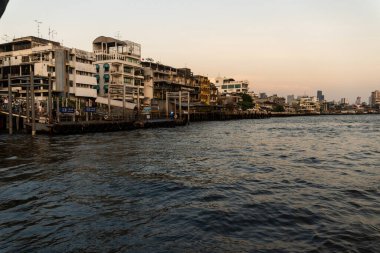 Bangkok 'taki Chao Phraya Nehri' ne uzanan küçük bir iskele.