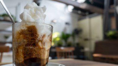 Dondurmalı buzlu kahve ahşap bir masada, Hanoi, Vietnam.