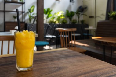 Küçük bir kafede mango frappe smoothie.