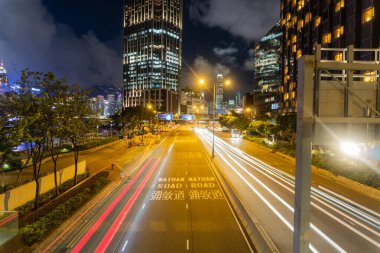 Geceler boyu, Hong Kong 'daki Nathan Yolu' nda hafif patikaları olan otoban.