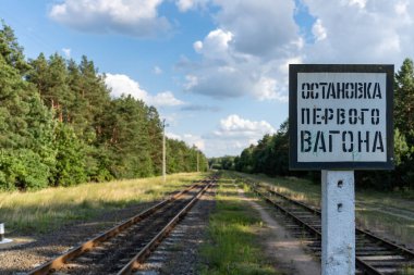 Belarus 'ta bir demiryolu platformunun kenarındaki 