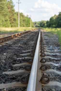 Güzel bir yaz gününde dışarıda demiryolu. Demiryolu manzarası