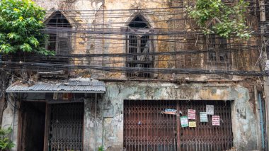 Kapısı, kemeri ve kör penceresi olan eski bir evin parçası..