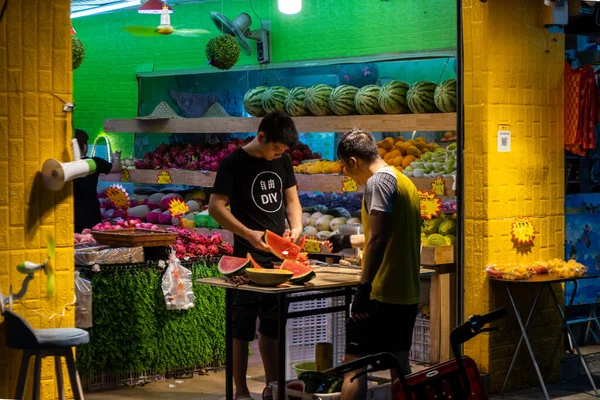 Junger Mann Kauft Früchte Auf Traditionellem Chinesischen Freiluftmarkt Und Verkäufer — Stockfoto