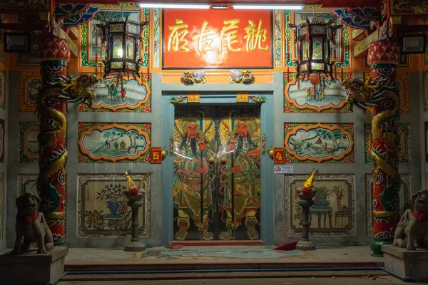 バンコクのどこかにある小さな中国寺院への入り口 — ストック写真