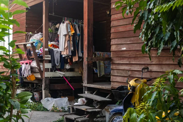 Piccolo Cortile Una Casa Locale Thailandia Vestiti Appesi Asciugare Una — Foto Stock