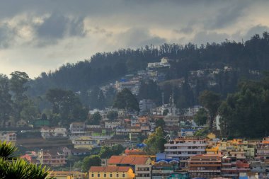 Bulutlu bir sabahta Ooty Hill istasyonunun panoramik görüntüsü 