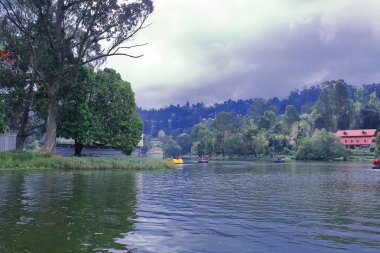 Muson mevsiminde Kodaikanal Gölü 'nün bulut kaplı manzarası, Tamilnadu, Güney Hindistan' da Kodaikanal 'da