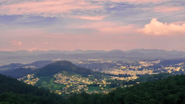 从印度南部塔米奈杜的Doddabetta峰看泥石流山站和尼尔吉里山的风景 — 图库照片