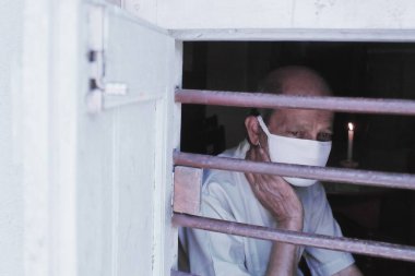 Ölümcül bulaşıcı viral hastalık salgını (covid 19 veya coronavirus hastalığı) nedeniyle Hintli yaşlı bir vatandaşın ev hapsi veya ev karantinası)