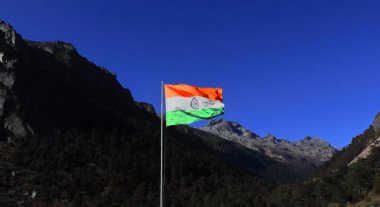 Hindistan 'da Arunachal Pradesh, Tawang' da Hindistan 'ın Çin sınırına yakın bir yerde rüzgârda dalgalanan şanlı Hint bayrağı.