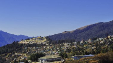 Ünlü Tawang manastırı ve şehir manzarası, güzel tepe istasyonu Tawang Himalaya 'nın eteklerinde ve Hint porseleni ile bhutan arasındaki üç kavşağa yakın, Arunachal Pradesh, kuzey doğu Hindistan