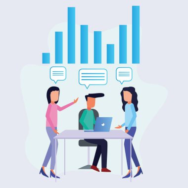 Genç adam bir bilgisayarla bir masada oturdu ve iki meslektaşı ekrana işaret etti ve görevler verdi. Ofis işi konsepti. Modern vektör illüstrasyonu.