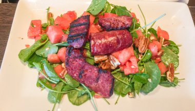 Karpuz salata ızgara sosis ile