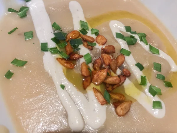 Hummus alimentaire de l'Est avec oignon vert et graines — Photo