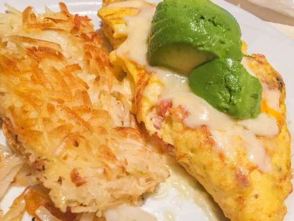 Petit déjeuner traditionnel : omelette à l'avocat et au hachis brun — Photo