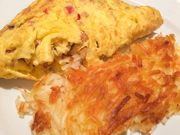 Hagyományos reggeli: omlett és hash barna — Stock Fotó