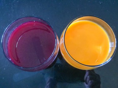 Nar ve mango suyu içinde gözlük