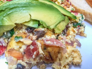 Yağda yumurta ile avokado