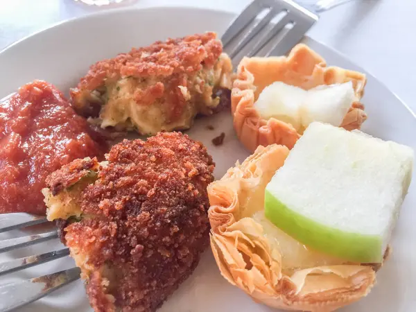 Crabcake sur l'assiette aux pommes — Photo