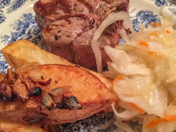 Lezzetli kızarmış patates, et ve salata — Stok fotoğraf