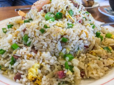 Yumurta ve yeşil soğan ile Kızarmış pirinç karides