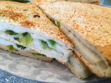 Yeşil soğan ile doldurulmuş susam lı ekmek