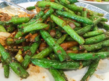 Baharatlar ile yeşil dize fasulye chinede çanak